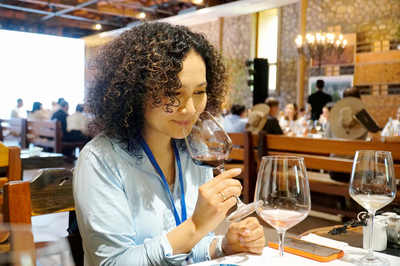 2022中國有約 中外媒體探訪寧夏，品味葡萄酒的